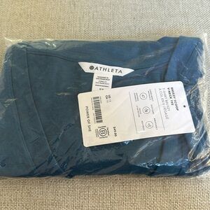 Athleta NWT breezy scoop v-neck t-shirt